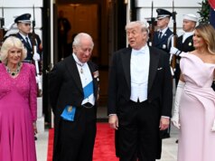 Rosa brilhante: Rainha Camilla rouba a cena