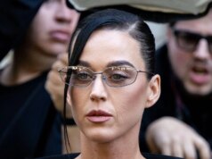 Sem moedas: Katy Perry joga seu cartão de crédito na Fonte de Trevi