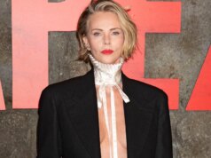 Só com blazer: Charlize Theron (50 anos) fez topless na estreia do filme
