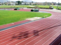 Um estudante de 20 anos morre repentinamente em um campeonato de atletismo ao desmaiar no meio de uma corrida universitária.