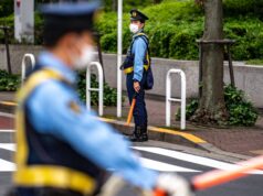 Um homem armado com um martelo feriu cinco pessoas, incluindo três policiais, em Tóquio.