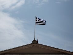 Um homem de 89 anos foi preso depois que quatro pessoas ficaram feridas em dois tiroteios em Atenas.