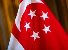 Um jovem francês enfrenta prisão em Singapura por lamber um canudo antes de colocá-lo de volta em uma máquina de bebidas.