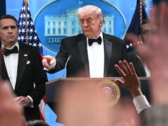 “Você deveria ter vergonha”: Donald Trump atacou um jornalista por citar o manifesto de um suspeito de atirar em um show de imprensa