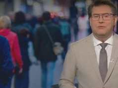 Você raramente o vê assim: Jens Riewa usando óculos no filme “Tagesschau”