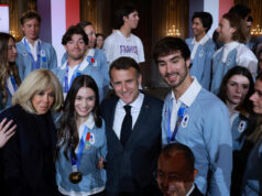 “Você sabe se superar, nos carregar, nos orgulhar”: as medalhas dos Jogos de Inverno de 2026 decoradas no Eliseu por Emmanuel Macron