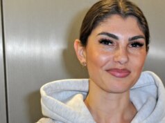 Yeliz Koc lamenta ter feito cirurgia nos seios – e critica mulheres