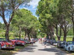 divirta-se 120 Roadsters no paredão de Saint-Ferrole