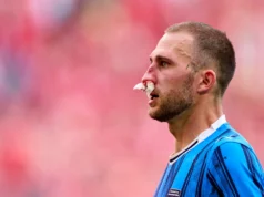 Enfrente seu próprio goleiro – uma queda brutal não o impede