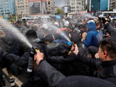 1º de maio na Turquia: Milhares de pessoas violam a proibição de manifestação na Praça Taksim, em Istambul, cerca de 400 são presas