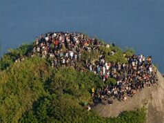 200 turistas em um morro no Brasil Aí começou o tiroteio. O que aconteceu a seguir? Assista ao vídeo