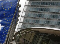 A UE está a considerar alargar o mercado de carbono a voos fora da Europa.