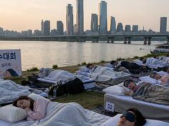 A cidade inteira dormiu horas na margem do rio! Os mosquitos fazem cócegas e não servem para nada. As pessoas se tornam Kumbhakarna.