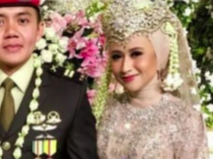 A ex-mulher de Teddy, Indra Wijaya, agora vive em harmonia com seu marido soldado