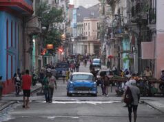 A gasolina e o gasóleo neste país dispararam durante 22 horas e o ministro ganhou vida e levantou a mão.