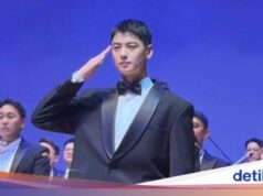 A primeira aparição de Cha Eun Woo desde o escândalo fiscal, cantando em uma orquestra