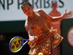 Aberto da França: a estrela do tênis Naomi Osaka impressiona com roupas brilhantes