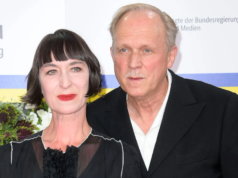 “Achei que ele estava morrendo”: A esposa do astro de “Tatort” Ulrich Tukur foi atropelada pelo próprio carro