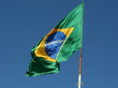 Adolescente abre fogo em escola e mata dois funcionários no Brasil
