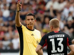 Amarelo-vermelho contra um zagueiro do Eintracht – Christensen saiu de campo com uma expressão de frustração