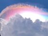 Aparecimento viral de nuvens de arco-íris no céu de Jonggol