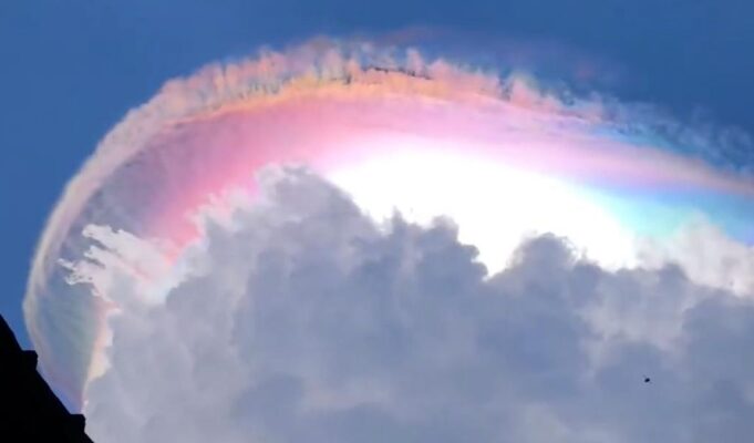 Aparecimento viral de nuvens de arco-íris no céu de Jonggol