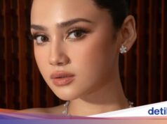 Atrás de Syifa Hadju, ela parecia brilhante e radiante na cerimônia de casamento