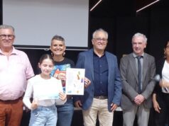 Audrey Dussutour, a pesquisadora do CNRS que criou a conversa “grudada”, surpreendeu os alunos de Monsempron-Libos e criou clichês sobre meninas e ciência.