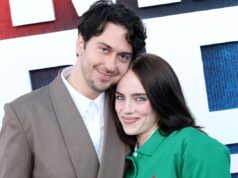 Billie Eilish e Nat Wolff fazem estreia no tapete vermelho na estreia de seu filme