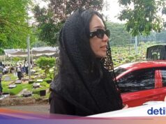Bunga Zainal compartilha a história da doença de seu falecido pai: sofrendo de câncer e perdendo a voz.