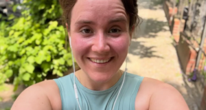 Cantora nua e suada: Ricarda Lang se mostra completamente exausta enquanto corre