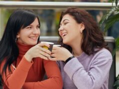 Características de personalidade de pessoas que riem das próprias piadas