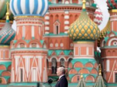 Cerimônia abreviada, comitê seleto: Vladimir Putin preside as enfadonhas comemorações de 9 de maio em Moscou
