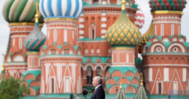 Cerimonia-abreviada-comite-seleto-Vladimir-Putin-preside-as-enfadonhas-comemoracoes.jpg
