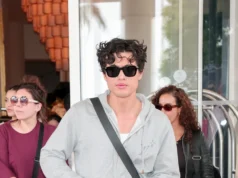 Charles Melton também gosta de calçados confortáveis