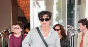 Charles Melton também gosta de calçados confortáveis