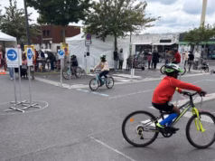 Ciclismo no centro do evento Quartier en Saddle no Chemin Vert em Saumur