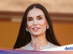 Demi Moore glamouriza em Cannes com um vestido justo, seus braços musculosos em destaque
