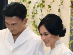 Dena Desy, a nova esposa de Anji, é uma pessoa comum que se converteu ao Islã antes do casamento.