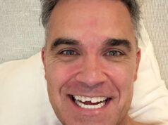 Dente perdido de Robbie Williams faz sua esposa Aida sorrir