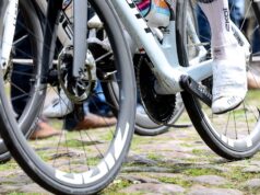 Depois de uma queda violenta durante Paris-Roubaix e de uma cirurgia a uma hemorragia cerebral, a ciclista de 19 anos descreve o seu “inferno no inferno do Norte”.