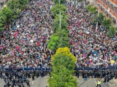 Depois do Nepal, as pessoas saíram às ruas da França. Possui 80.000 seguranças estacionados.