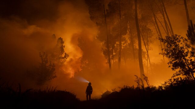 Depois-dos-piores-incendios-da-sua-historia-Espanha-levanta-a.jpg