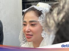 Dewi Perssik voltou para casa de helicóptero para abater a vaca sacrificial