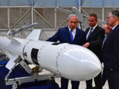 Diz-se que a Malásia, a Turquia e os Emirados Árabes Unidos, juntamente com outros 51 países, fornecem armas a Israel.