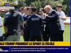 Donald Trump juntou-se às crianças no gramado da Casa Branca após sua decisão de reiniciar um teste físico para jovens americanos