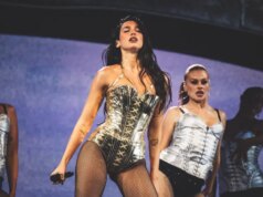 Dua Lipa entrou com uma ação de US$ 15 milhões contra a Samsung por usar seu rosto para vender TVs