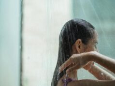 É verdade que tomar um banho demorado é sinal de que alguém está sozinho e infeliz? Esta é uma explicação especializada