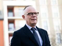 Edward Philip era esperado em Kiev esta terça-feira, apesar da exigência de Moscovo para que os estrangeiros abandonassem a capital ucraniana.