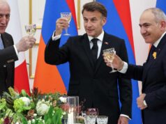 Emmanuel Macron canta a canção “La Bohème” de Charles Aznavour com o presidente armênio durante um jantar de Estado